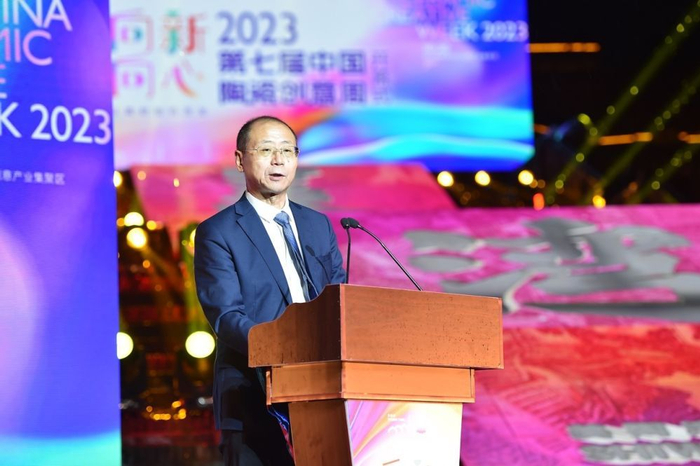 图为中国陶瓷工业协会副理事长兼秘书长侯文全致辞。中国搜索 宋家儒摄