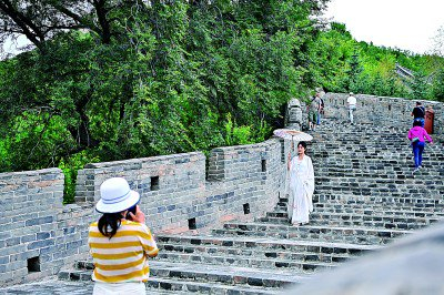 游客在长城重要关隘山西代县雁门关游览。 新华社发