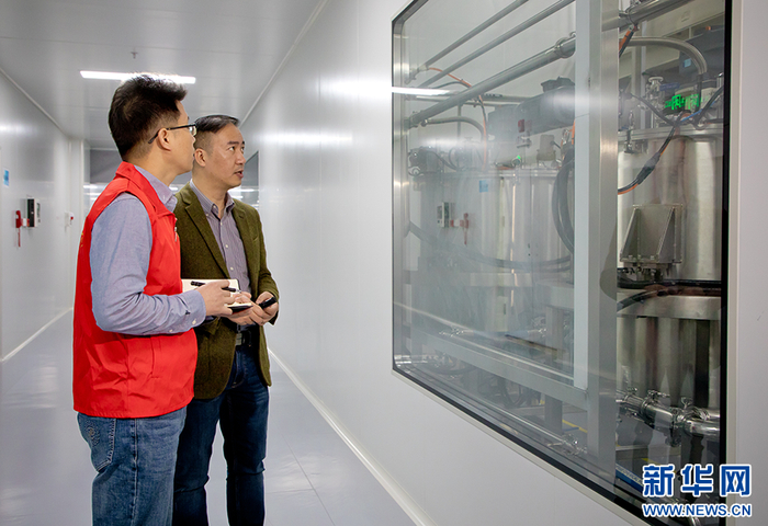 南宁市工业振兴特派员甘瑜走访多氟多20GWH锂电池项目，了解企业发展难题和诉求。李嘉玮 摄