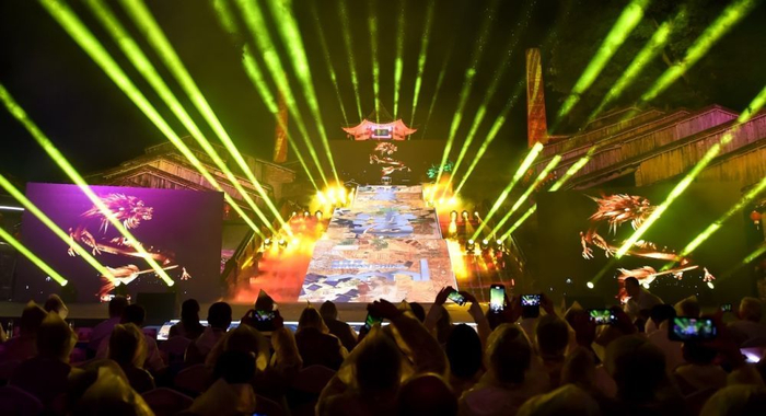 图为嘉宾观看开幕式开场。中国搜索 宋家儒摄