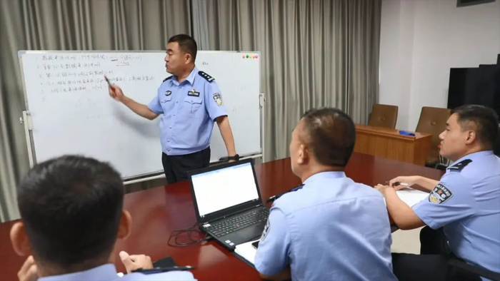 图为民警分析研判案情。