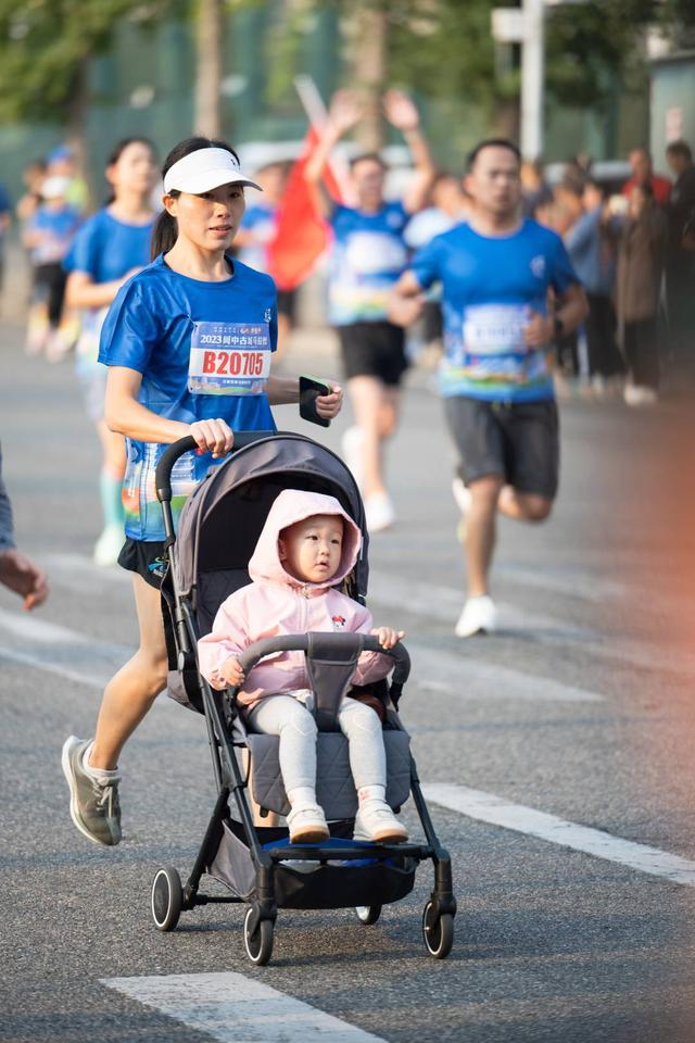 带着娃娃的跑者（任冠金 摄）