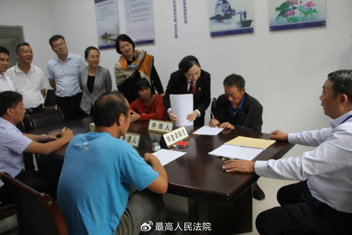 图为代表委员们调研唐江法庭调解工作室时，一起案件正在接受调解。