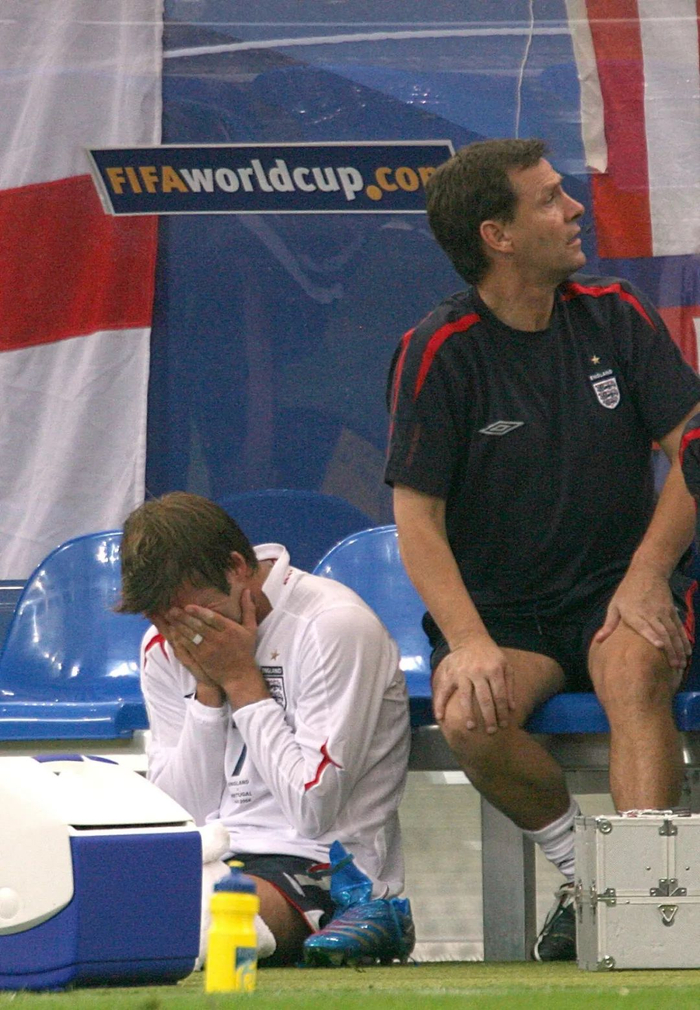 2006年世界杯1/4决赛，贝克汉姆下场后掩面哭泣图源视觉中国