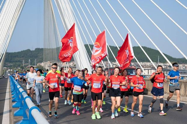 2023阆中古城马拉松激情开跑（任冠金 摄）