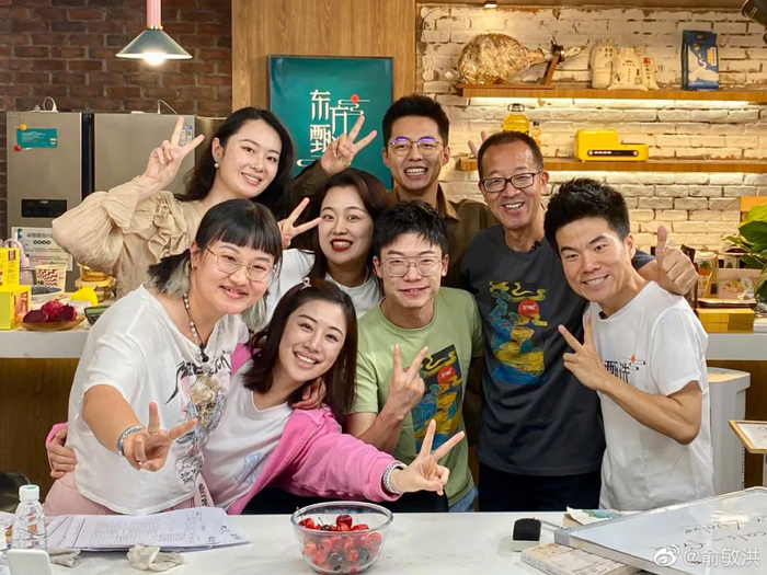 俞敏洪与东方甄选主播们。图/俞敏洪微博