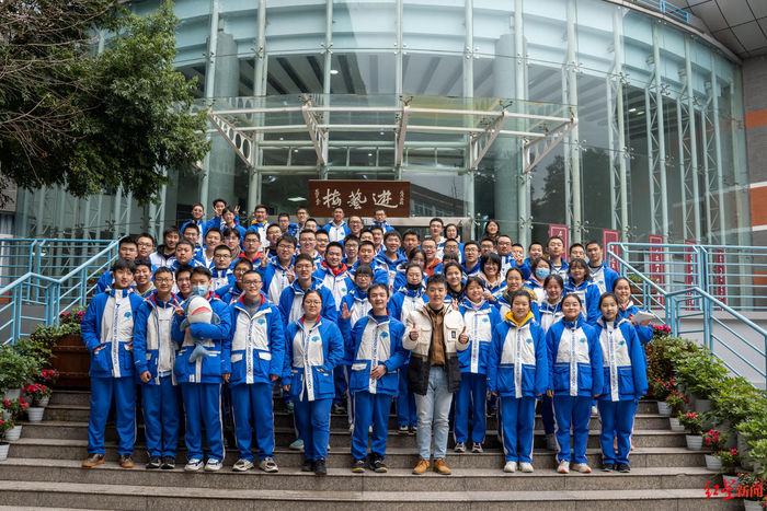 ▲成都七中科学技术协会成员合照