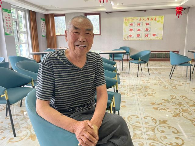 来自河北衡水的李大爷，居住在宽城县鹤鑫巢养老服务中心。新京报记者 耿子叶 摄