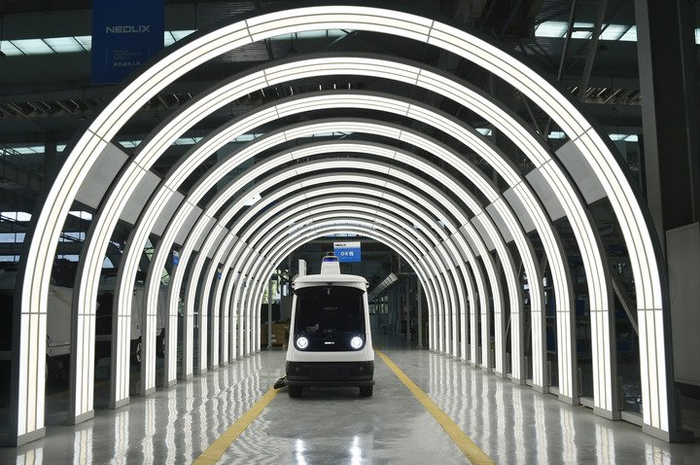 　　这是9月8日拍摄的河南省安阳市安阳县一家无人驾驶车制造企业的装配车间。新华社记者 鲁鹏 摄