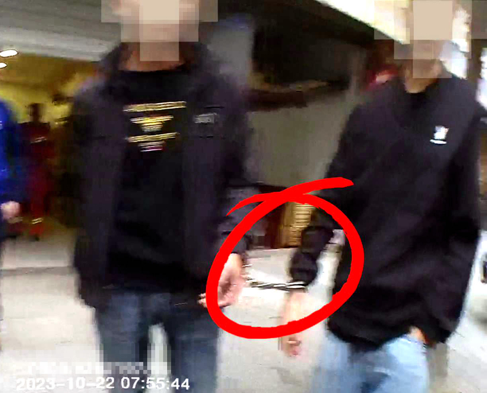▲两男子被手铐铐在一起 警方提供视频截图