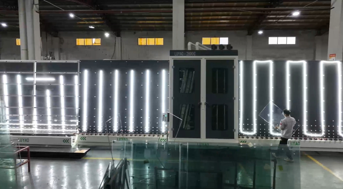 广东福临门世家智能家居有限公司的厂房内，工人正在加工作业。（视频截图）