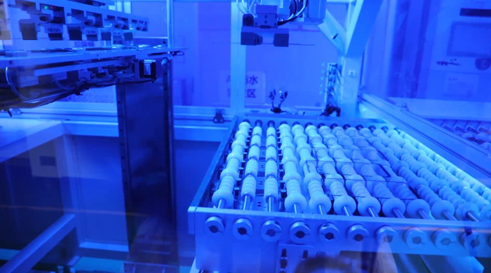 东莞市晶博光电股份有限公司厂房内，高新技术设备正在自动化生产玻璃盖板。（视频截图）