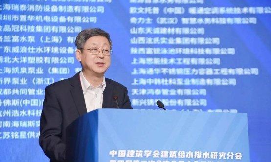 图为:中国建筑学会理事长修龙先生