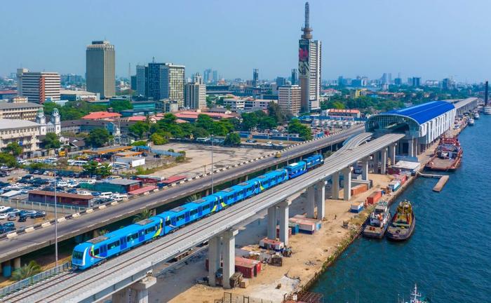 　　这是尼日利亚拉各斯轻轨蓝线上的一列轻轨列车（2022年12月21日摄，无人机照片）。新华社发（托普·阿尤库摄）