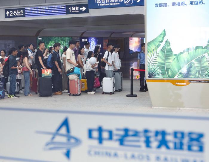 　　在云南景洪市的中老铁路西双版纳站，旅客有序进入站台乘车（2023年10月5日摄）。新华社发（李云生 摄）