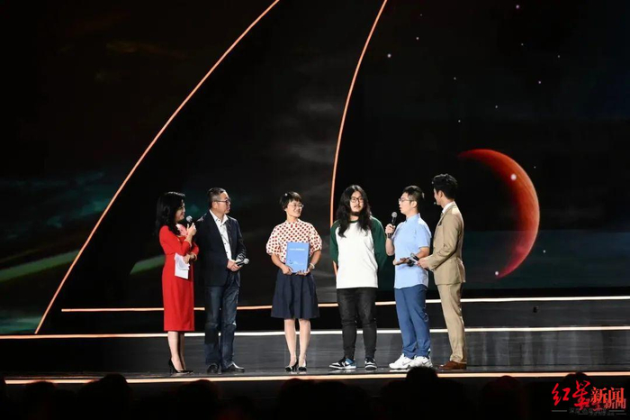 ▲科幻大会开幕式上，教师胥敏和学生们与刘慈欣展开跨越10年的对话