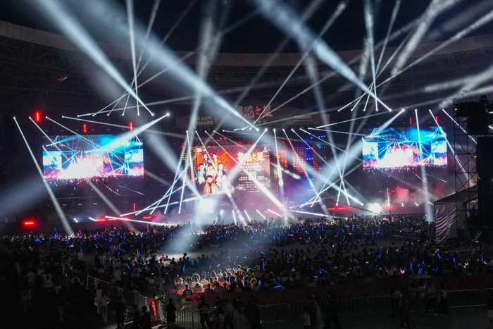 2023年8月27日,清远体育中心体育场举行首场万人演唱会,现场观众约25000多名。