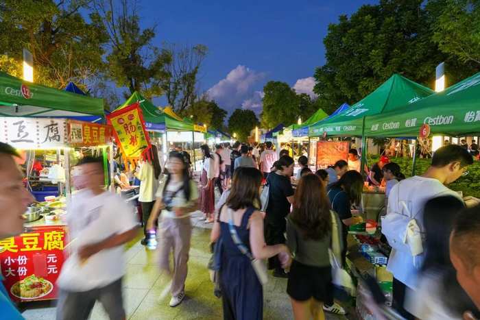 2023年9月16日,演唱会当天晚上,清远体育中心前的集市人气旺盛。