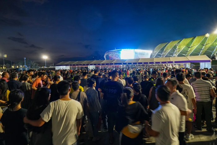 2023年9月16日,谭咏麟演唱会,观众排队进场。