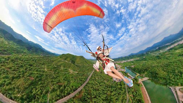 游客体验空中项目。平谷区融媒体供图