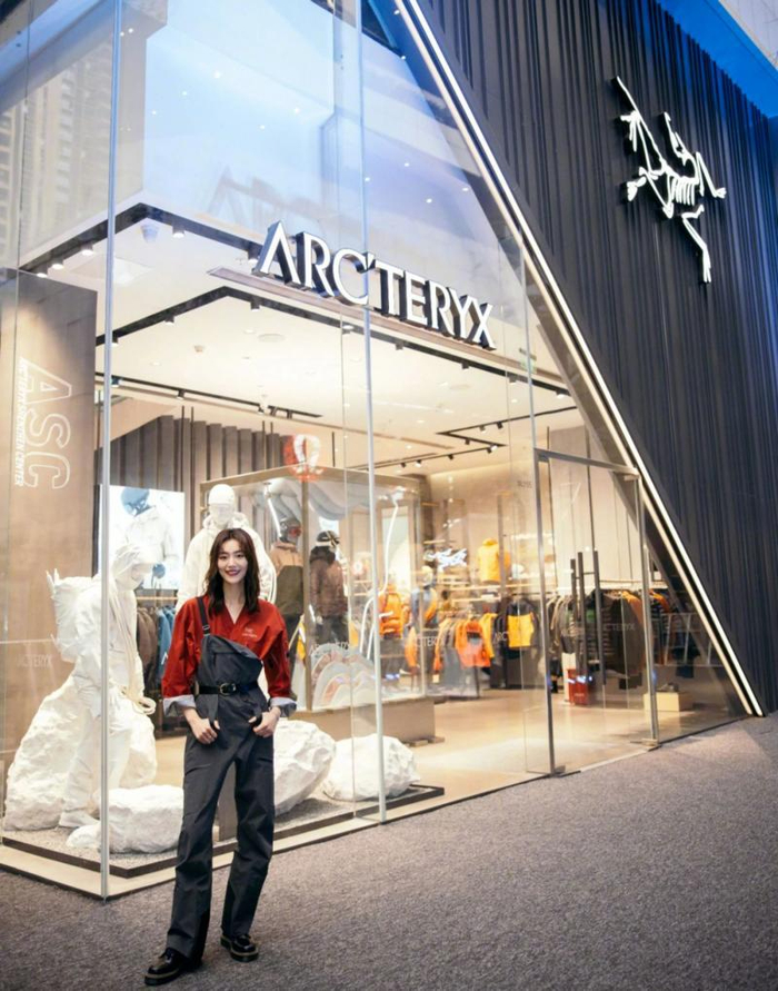 代言人刘雯现身始祖鸟深圳中心ASC（万象天地店）开业现场/图源：微博@刘雯