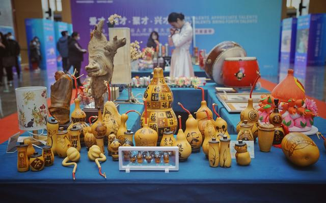 2月16日，2023北京·平谷人才发展大会，会场展示的金海湖葫芦烙画。新京报记者 薛珺 摄