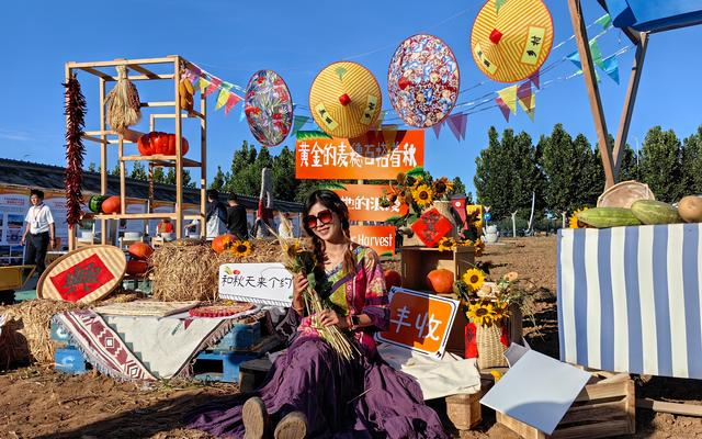 9月22日，平谷区丰收节现场，市民拍照打卡。平谷区融媒体供图