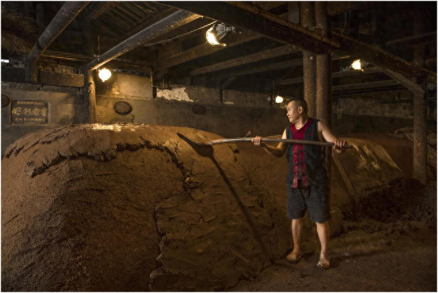 五粮液酿酒工人在劳作