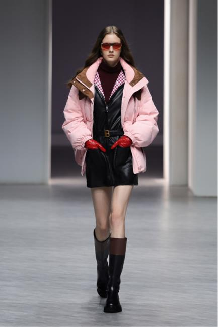 太平鸟2023“绒入新境”冬季大秀发布。