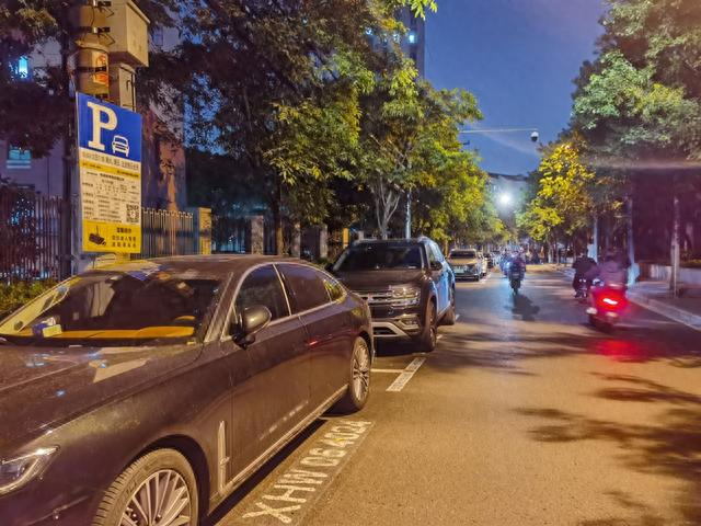 △桂林西街的智慧道路停车场。