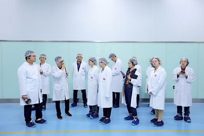 调研团参观科伦药业生产车间