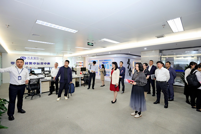 调研团参观兴业银行成都分行零贷集中运营中心