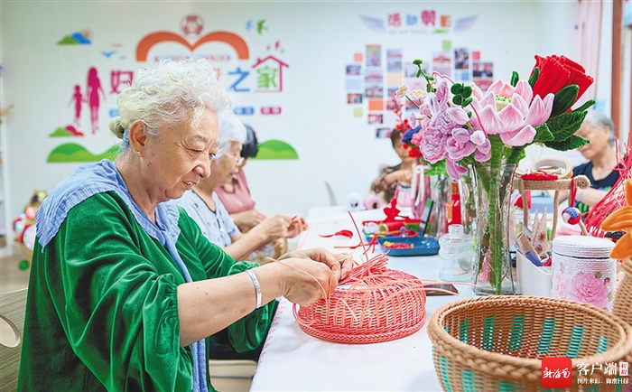 　　位于海口美兰区海甸街道的新安社区，老人们参加手工课程。丰收 摄