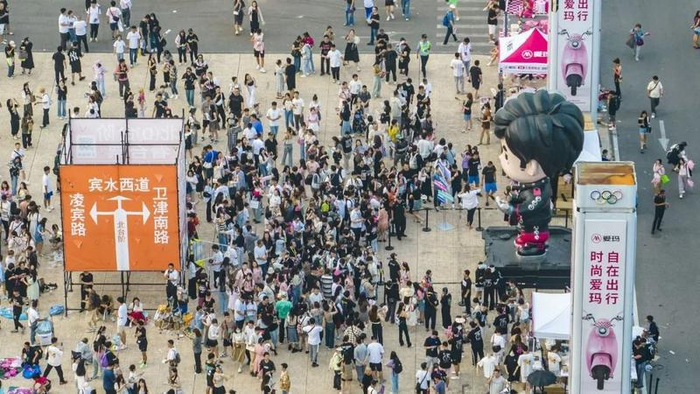 2023年9月7日，周杰伦嘉年华时间巡回演唱会（天津站）场外乐迷如织 / 图源：视觉中国