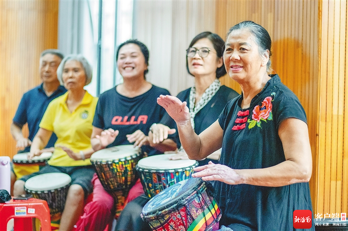 　　在海口市美兰区公共图书馆文化馆，老人们在学习打非洲鼓。阮琛 摄