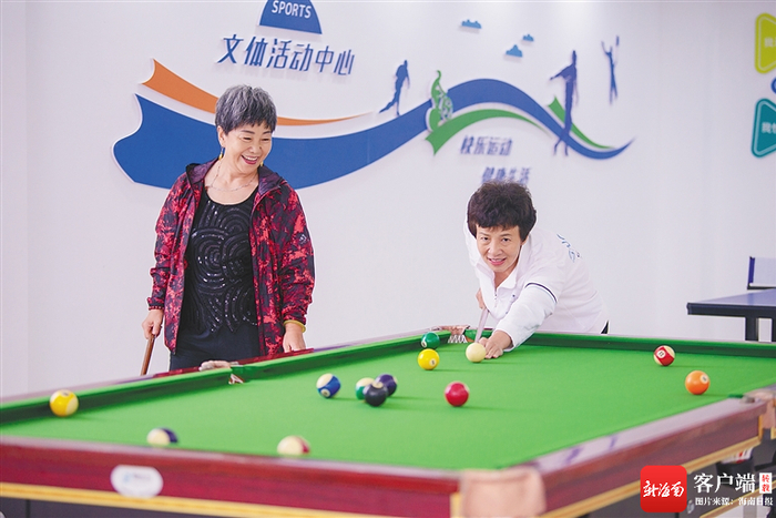 　　在文昌龙楼航天大社区综合服务中心，老人们一起打桌球。阮琛 摄