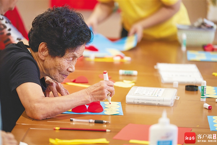 　　位于海口市美兰区的华邦美好家园孝慈苑养老服务中心，老人在做手工。阮琛 摄