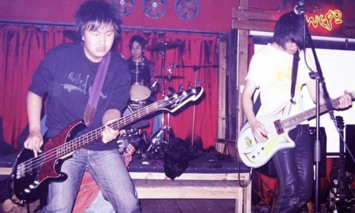 麻园诗人早期在昆明演出时的舞台，右一白色衣服者为苦果/受访者供图