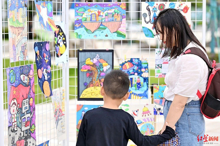 ▲成都大学附属小学开展的科技绘画展