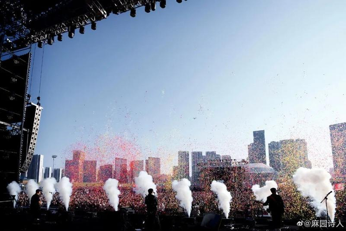 音乐节上的麻园诗人