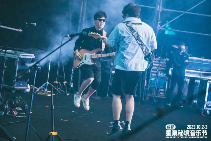 演出中的麻园诗人