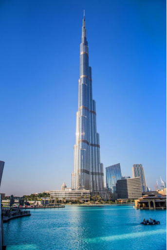 　　图为中国建筑国际承接的世界最高楼——哈利法塔的幕墙工程。（资料图片）