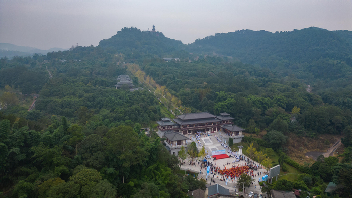 ▲众人重阳登高