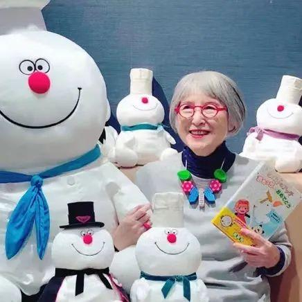 角野荣子和小妖怪阿奇。（图源：角野荣子官网）