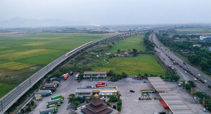　　这是在印度尼西亚万隆拍摄的一列行驶中的雅万高铁高速动车组列车（2023年10月17日摄，无人机照片）。新华社记者 徐钦 摄