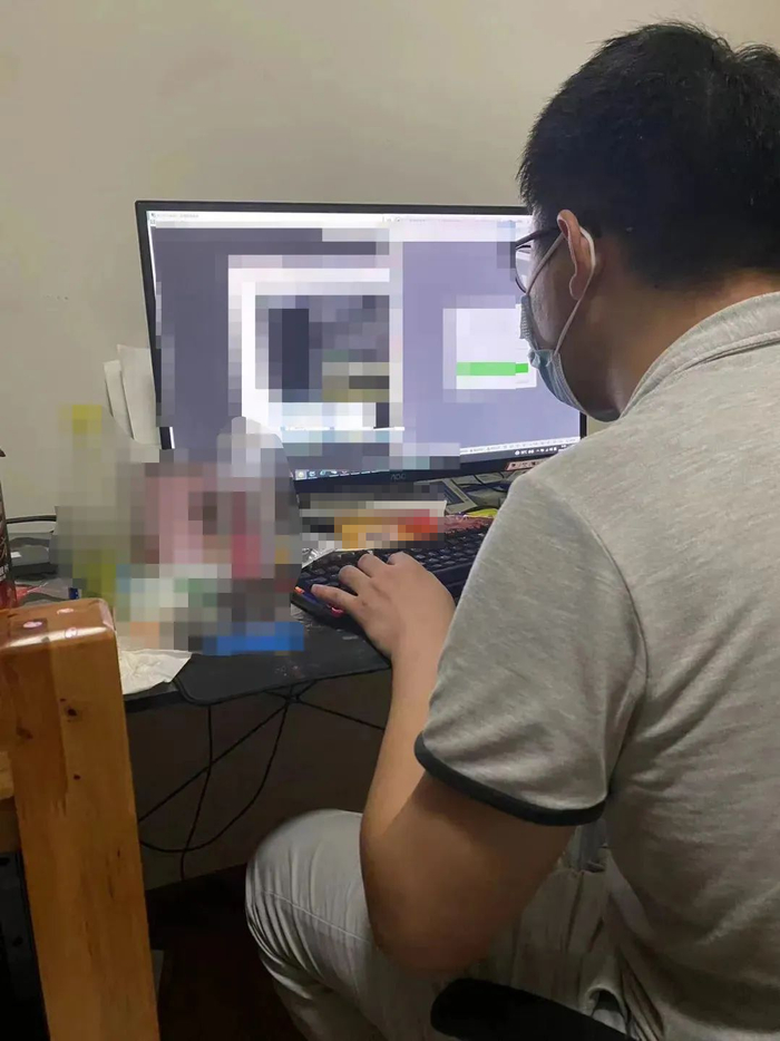 ▲分局刑侦支队的民警收集电子证据