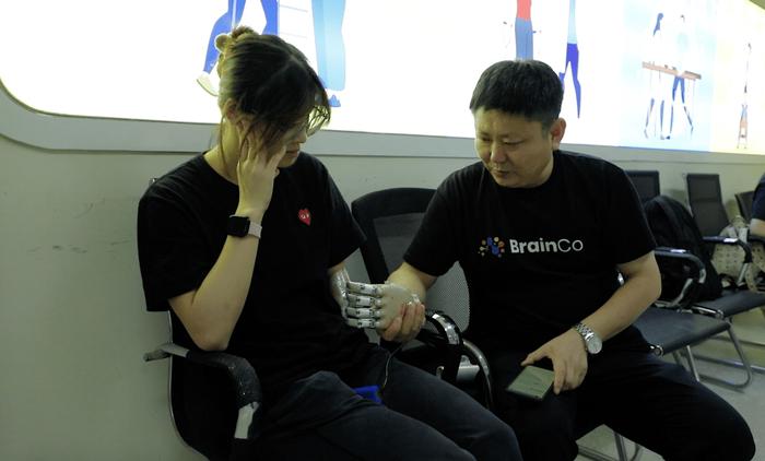BrainCo强脑科技工程师为徐佳玲进行初版仿生手调试