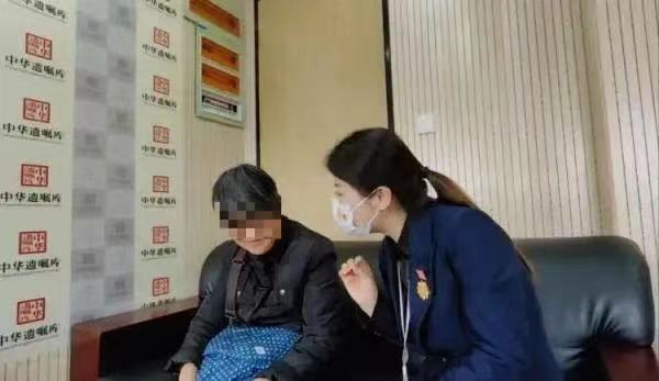 中华遗嘱库的工作人员接待前来咨询的老人。受访者提供