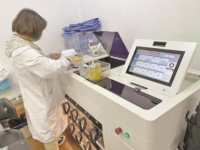 西宁市第一医疗集团总院导诊人指引患者在自助机上打印检查报告