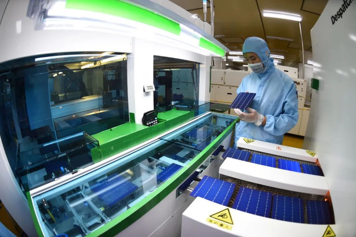 在晶澳太阳能科技股份有限公司，工作人员正在检查太阳电池片。（受访者供图）
